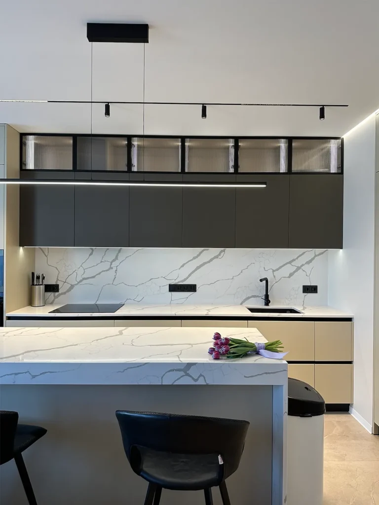 Кухонна стільниця, фартух та острів з кварцу Tisoro Q740 Calacatta Venato — фото 3 — MAS — Modern Acrylic Stone