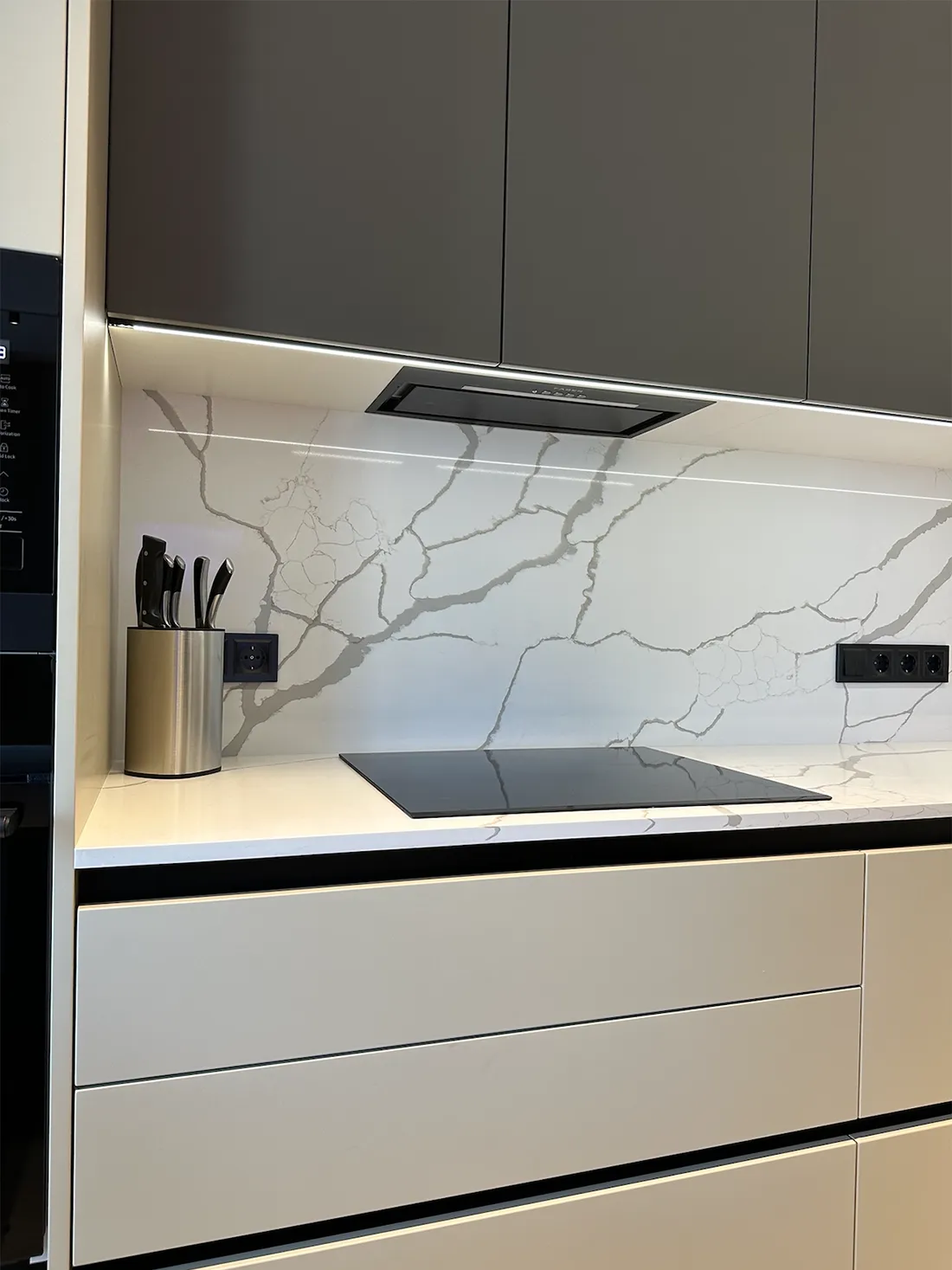 Кухонна стільниця, фартух та острів з кварцу Tisoro Q740 Calacatta Venato — фото 4 — MAS — Modern Acrylic Stone