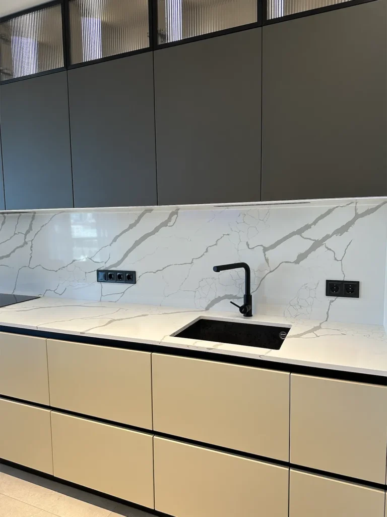 Кухонна стільниця, фартух та острів з кварцу Tisoro Q740 Calacatta Venato — фото 5 — MAS — Modern Acrylic Stone