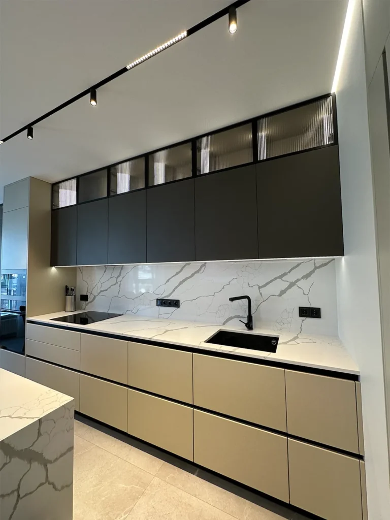 Кухонна стільниця, фартух та острів з кварцу Tisoro Q740 Calacatta Venato — фото 6 — MAS — Modern Acrylic Stone