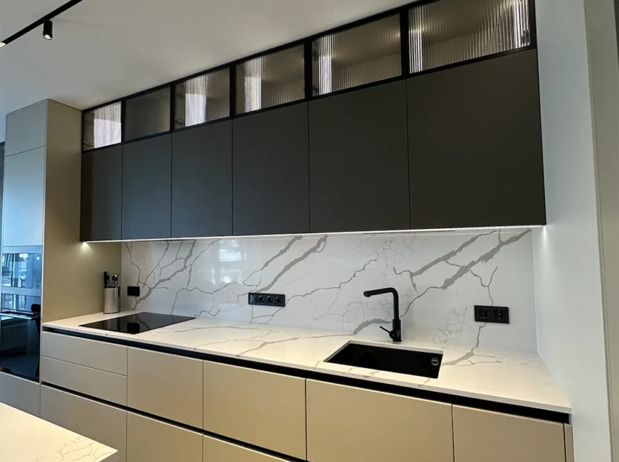 Кухонна стільниця, фартух та острів з кварцу Tisoro Q740 Calacatta Venato — фото 6 — MAS — Modern Acrylic Stone