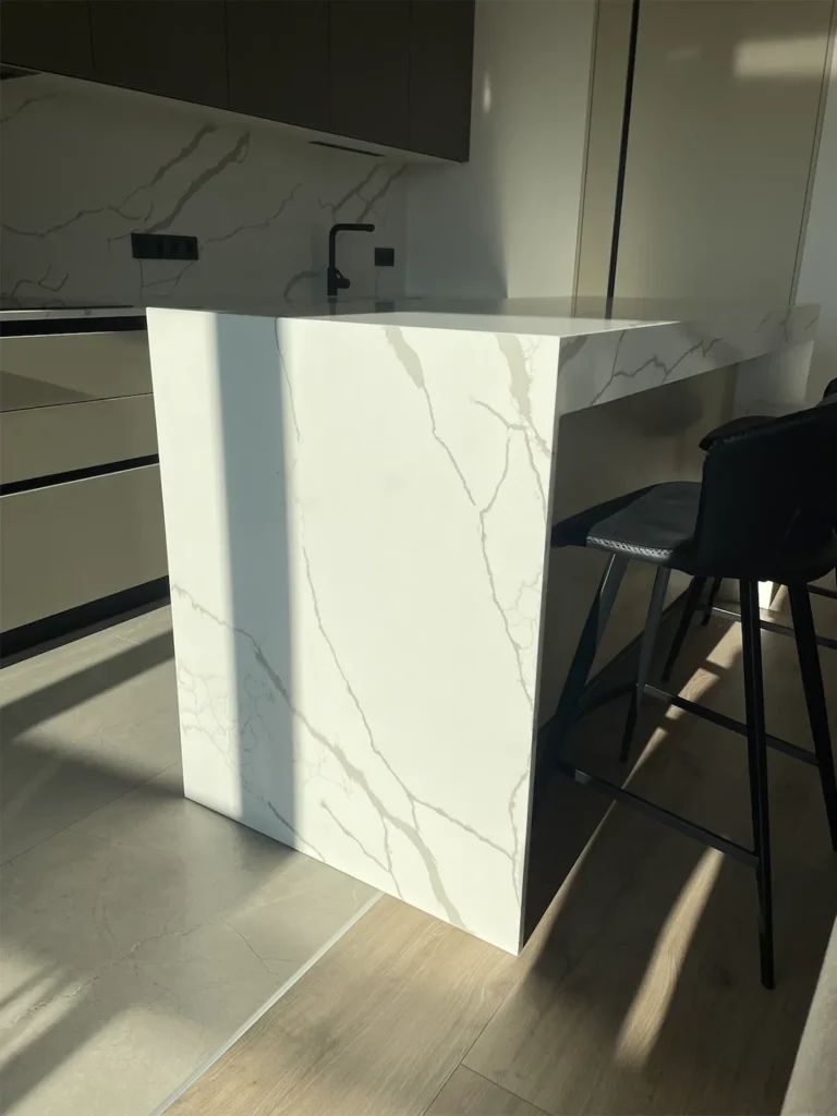 Кухонна стільниця, фартух та острів з кварцу Tisoro Q740 Calacatta Venato — фото 8 — MAS — Modern Acrylic Stone