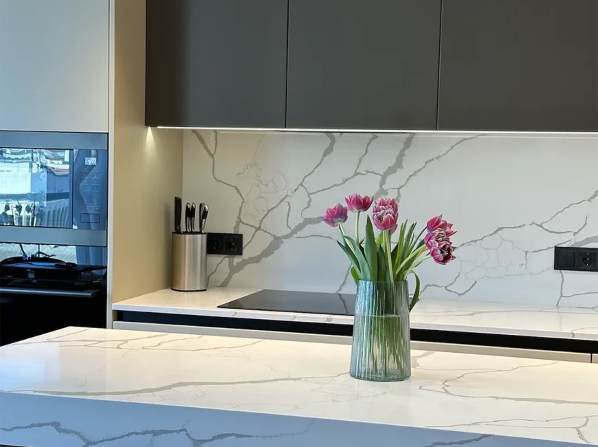 Кухонная столешница, фартук и остров из кварца Tisoro Q740 Calacatta Venato — фото 1 — MAS — Modern Acrylic Stone