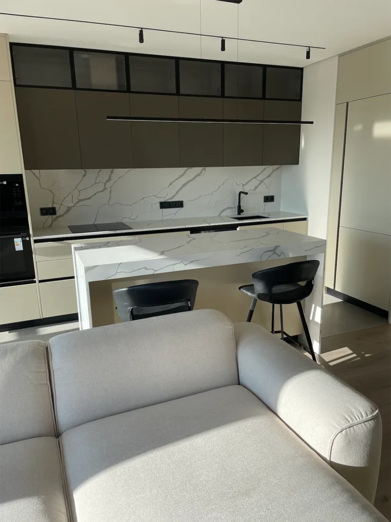 Кухонная столешница, фартук и остров из кварца Tisoro Q740 Calacatta Venato — фото 7 — MAS — Modern Acrylic Stone