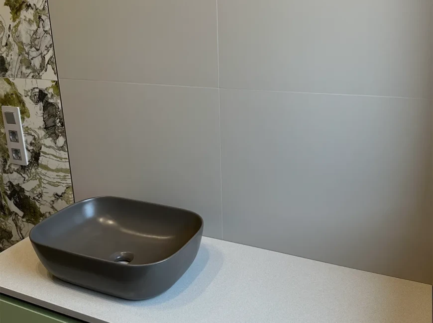 Столешница на тумбу из кварца Atem Grey Light 0031 — фото 4 — MAS — Modern Acrylic Stone