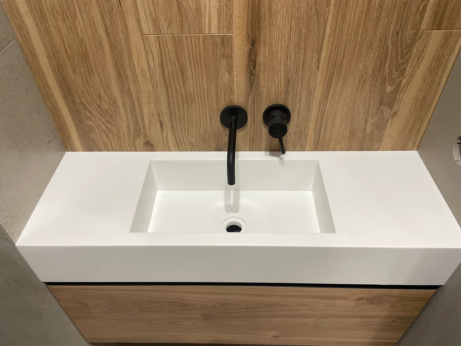 Столешница с прямоугольной раковиной Grandex P-104 Pure White — фото 2 — MAS — Modern Acrylic Stone
