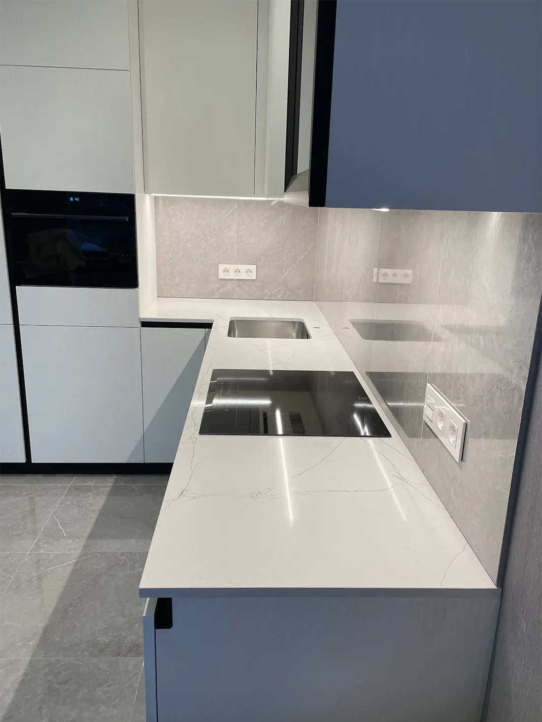 Г-образная столешница из кварцевого камня Quartzforms Planet Neptune 2025 — фото 1 — MAS — Modern Acrylic Stone