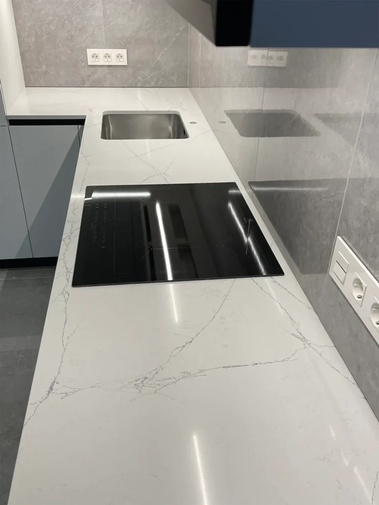 Г-образная столешница из кварцевого камня Quartzforms Planet Neptune 2025 — фото 2 — MAS — Modern Acrylic Stone