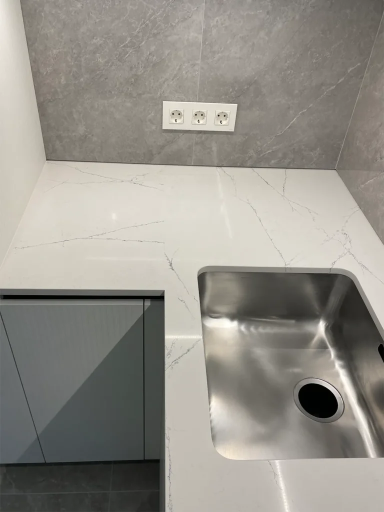 Г-образная столешница из кварцевого камня Quartzforms Planet Neptune 2025 — фото 5 — MAS — Modern Acrylic Stone