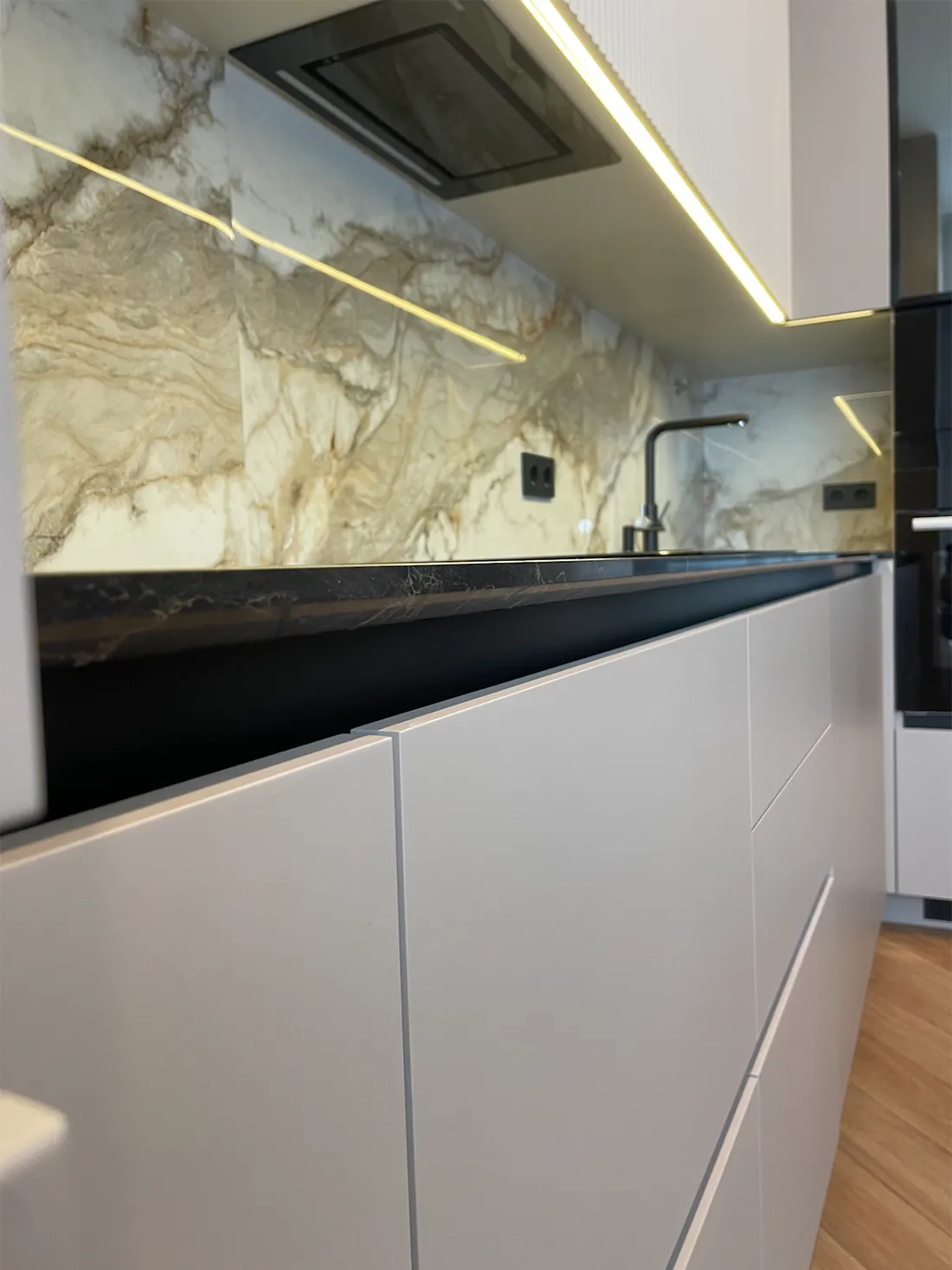 Кухонна стільниця з кварцу Quartzforms Planet Mars 2010 — фото 4 — MAS — Modern Acrylic Stone