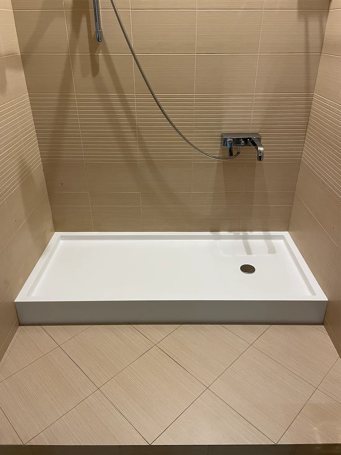 Піддон для душу з акрилового каменю Grandex P-104 Pure White — фото 1 — MAS — Modern Acrylic Stone