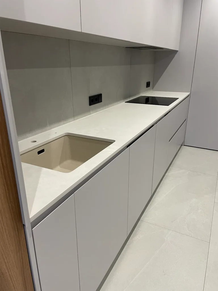 Пряма стільниця на кухню з кварцу Caesarstone 4011 Cloudburst Concrete — фото 1 — MAS — Modern Acrylic Stone