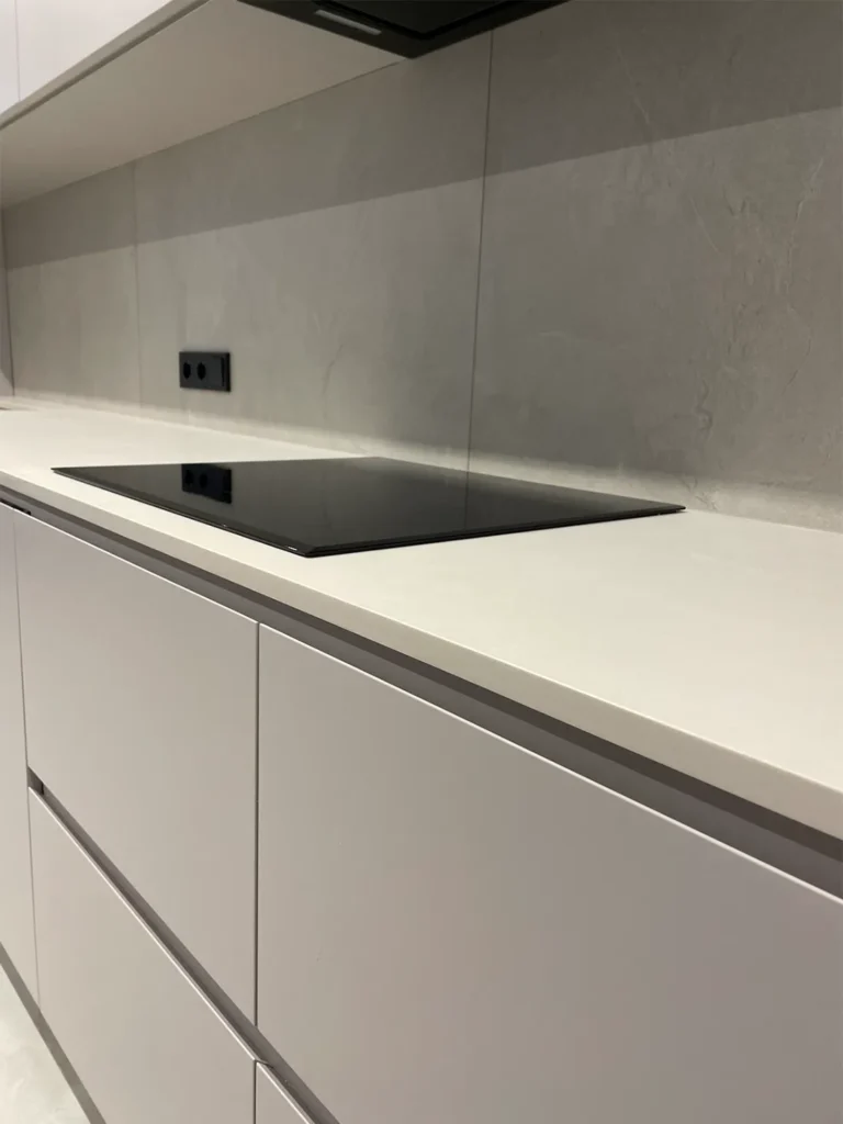 Пряма стільниця на кухню з кварцу Caesarstone 4011 Cloudburst Concrete — фото 5 — MAS — Modern Acrylic Stone