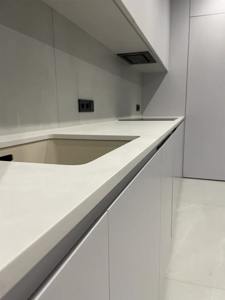 Пряма стільниця на кухню з кварцу Caesarstone 4011 Cloudburst Concrete — фото 6 — MAS — Modern Acrylic Stone