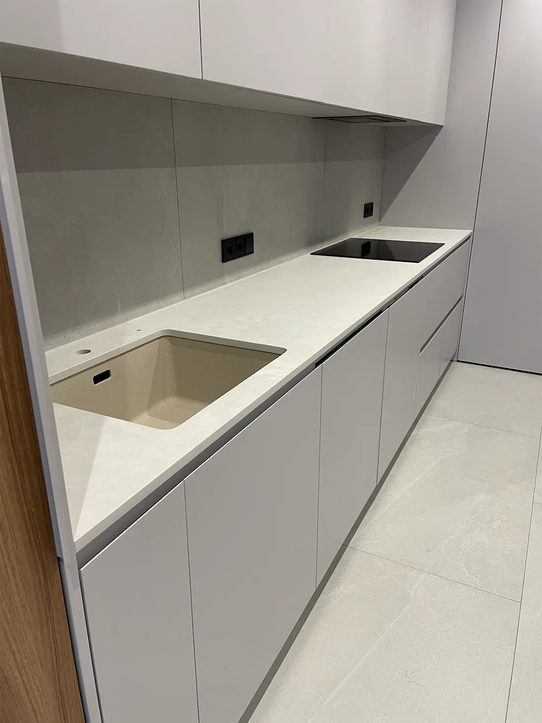 Прямая столешница на кухню из кварца Caesarstone 4011 Cloudburst Concrete — фото 1 — MAS — Modern Acrylic Stone