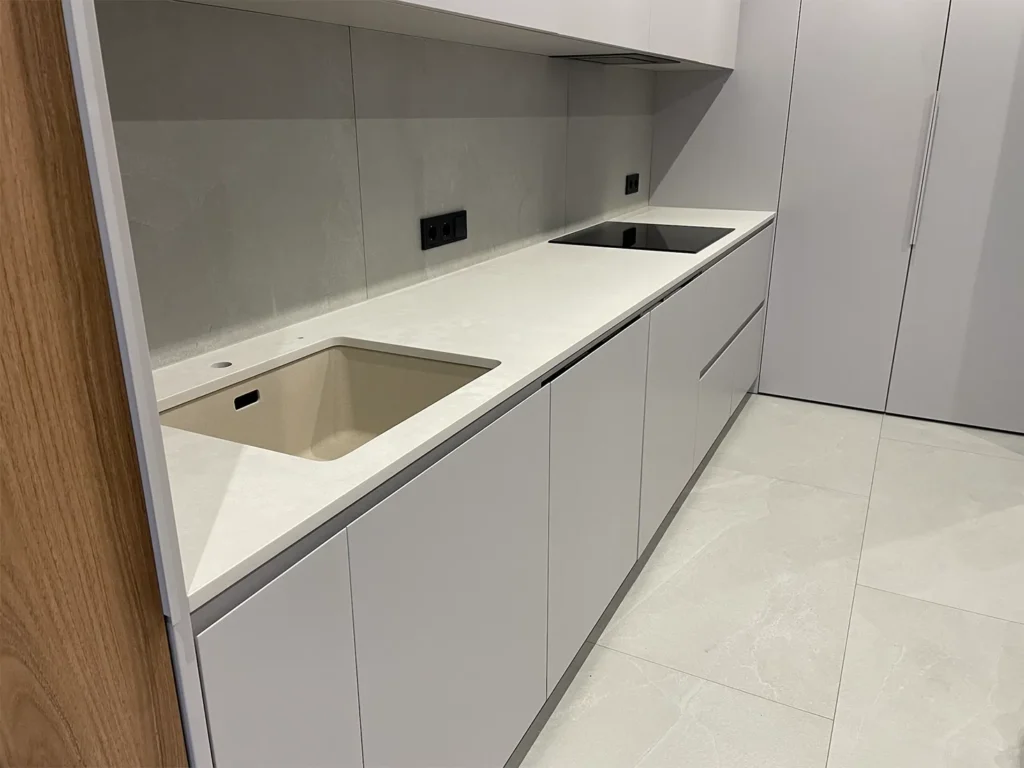 Прямая столешница на кухню из кварца Caesarstone 4011 Cloudburst Concrete — фото 2 — MAS — Modern Acrylic Stone
