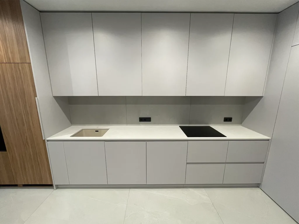 Прямая столешница на кухню из кварца Caesarstone 4011 Cloudburst Concrete — фото 3 — MAS — Modern Acrylic Stone