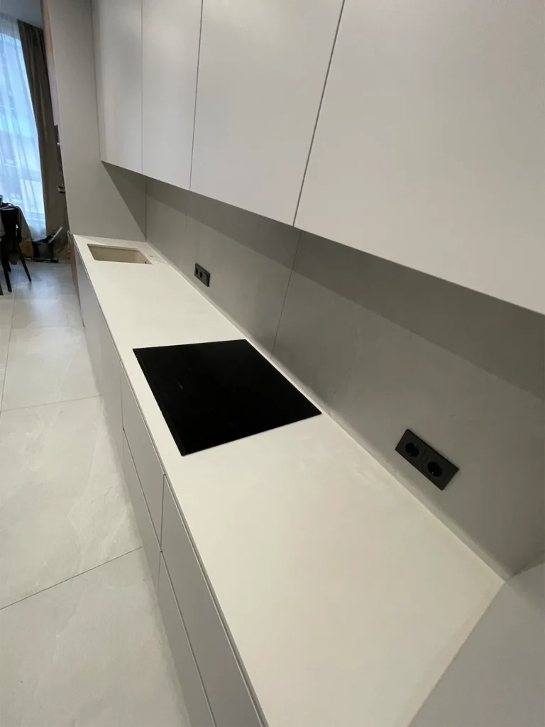 Прямая столешница на кухню из кварца Caesarstone 4011 Cloudburst Concrete — фото 4 — MAS — Modern Acrylic Stone