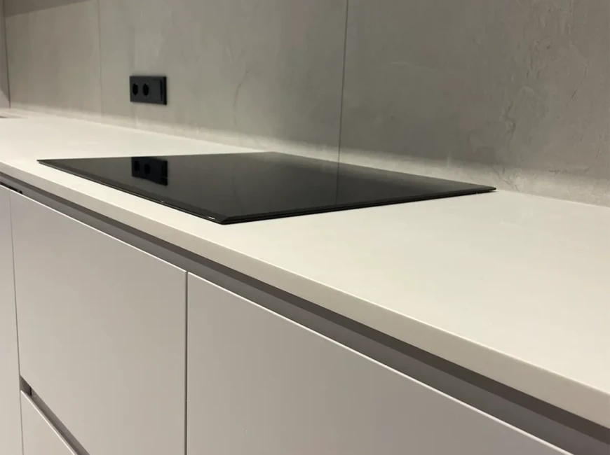 Прямая столешница на кухню из кварца Caesarstone 4011 Cloudburst Concrete — фото 5 — MAS — Modern Acrylic Stone