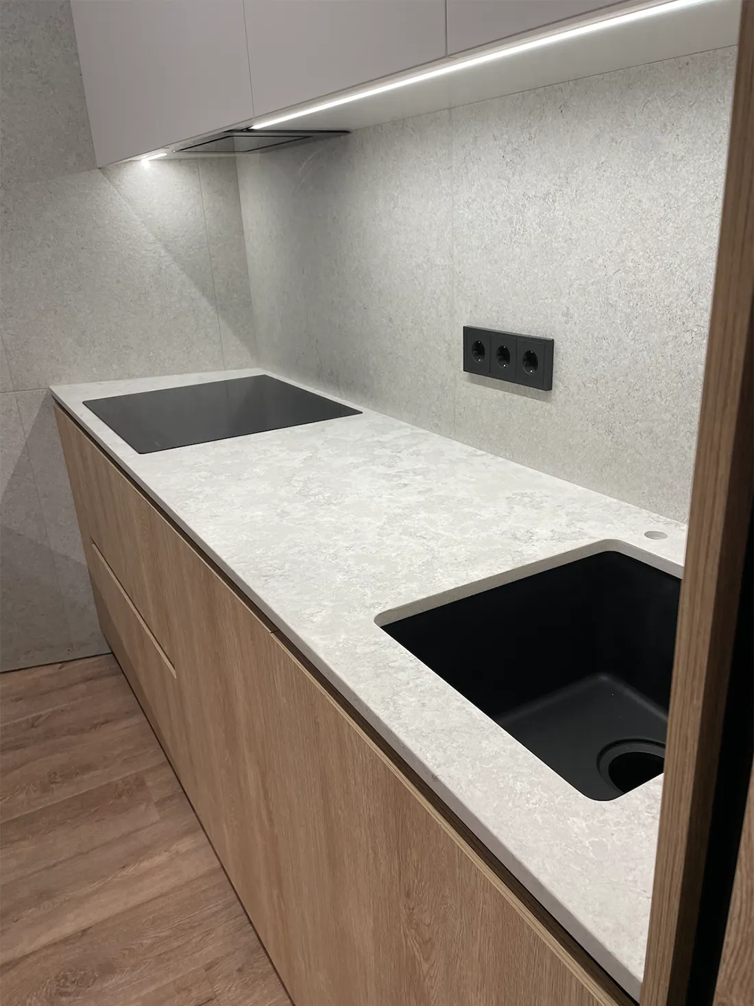 Стільниця на кухню і стільниця з опорою на острів з кварцу Vicostone BQ8864 Naxos — фото 5 — MAS — Modern Acrylic Stone