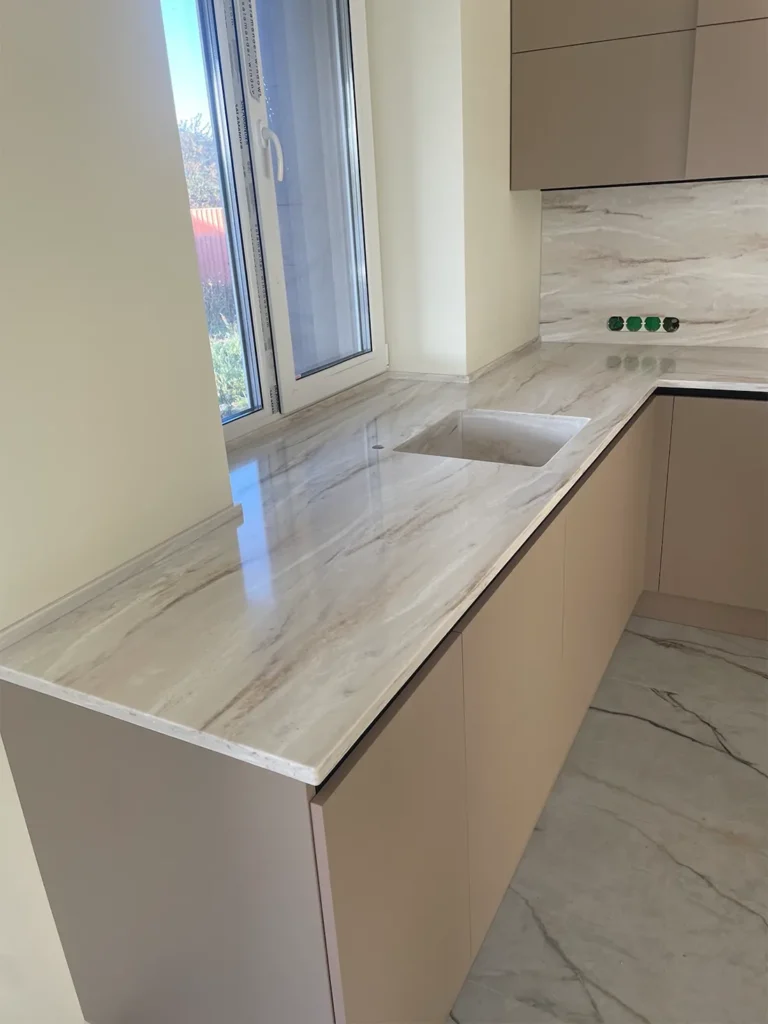 Стільниця з мийкою та фартух на кухню з акрилу Grandex M-717 Shrimp Crust А — фото 2 — MAS — Modern Acrylic Stone