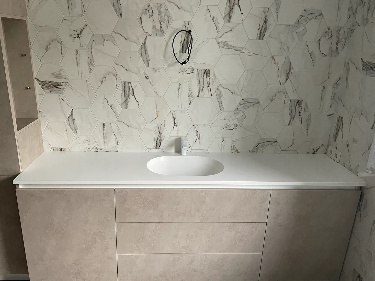 Стільниця з овальною раковиною з акрилу Grandex P-104 Pure White — фото 2 — MAS — Modern Acrylic Stone