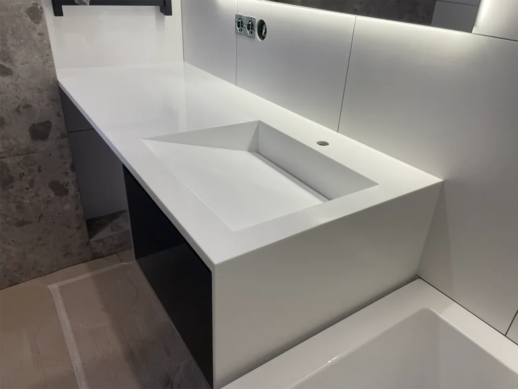 Стільниця з щілинною раковиною та бічною опорою з акрилу Grandex P-104 Pure White — фото 1 — MAS — Modern Acrylic Stone