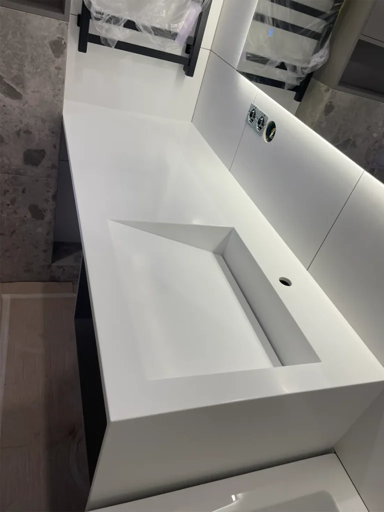 Стільниця з щілинною раковиною та бічною опорою з акрилу Grandex P-104 Pure White — фото 2 — MAS — Modern Acrylic Stone