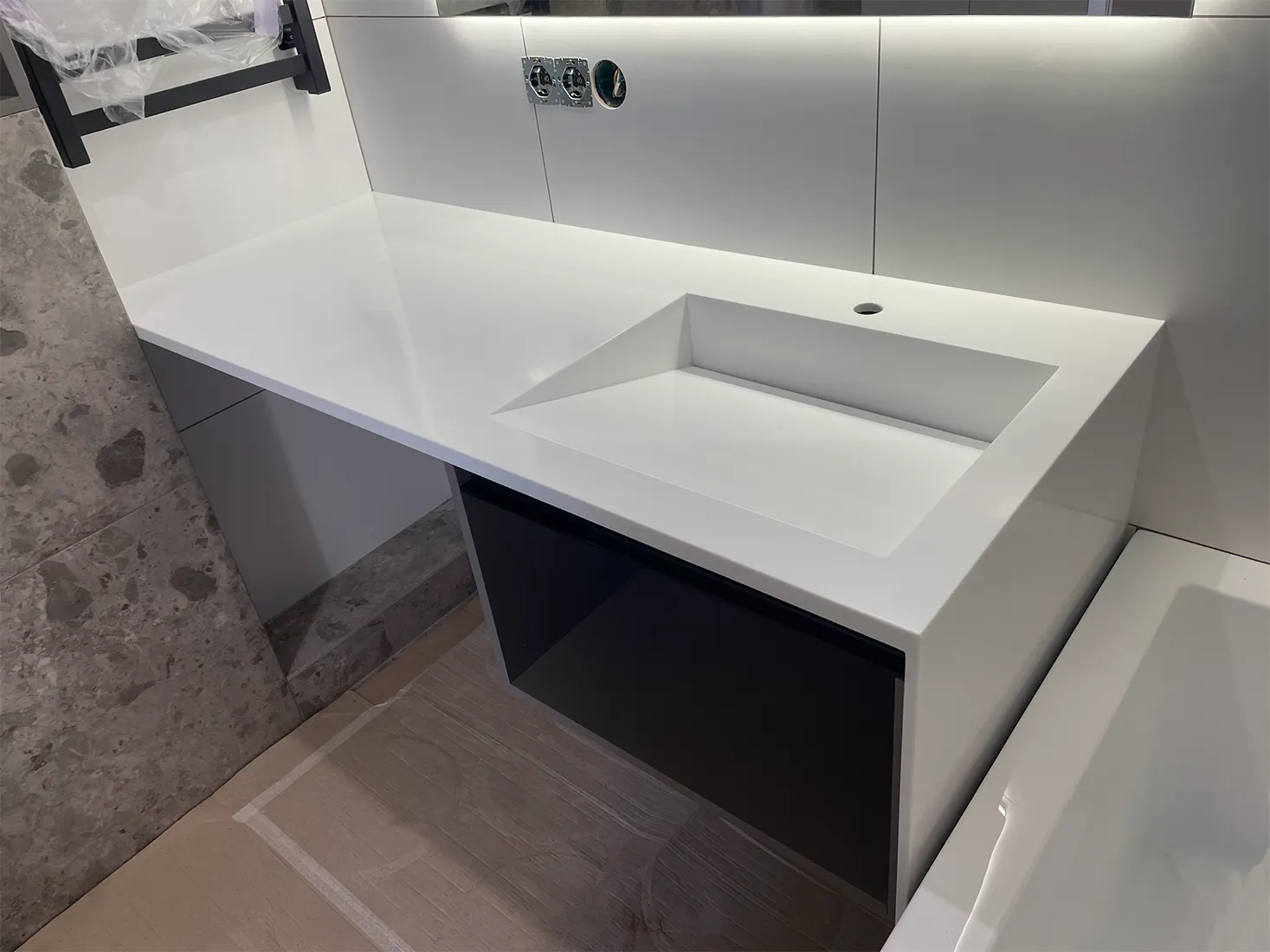 Стільниця з щілинною раковиною та бічною опорою з акрилу Grandex P-104 Pure White — фото 3 — MAS — Modern Acrylic Stone