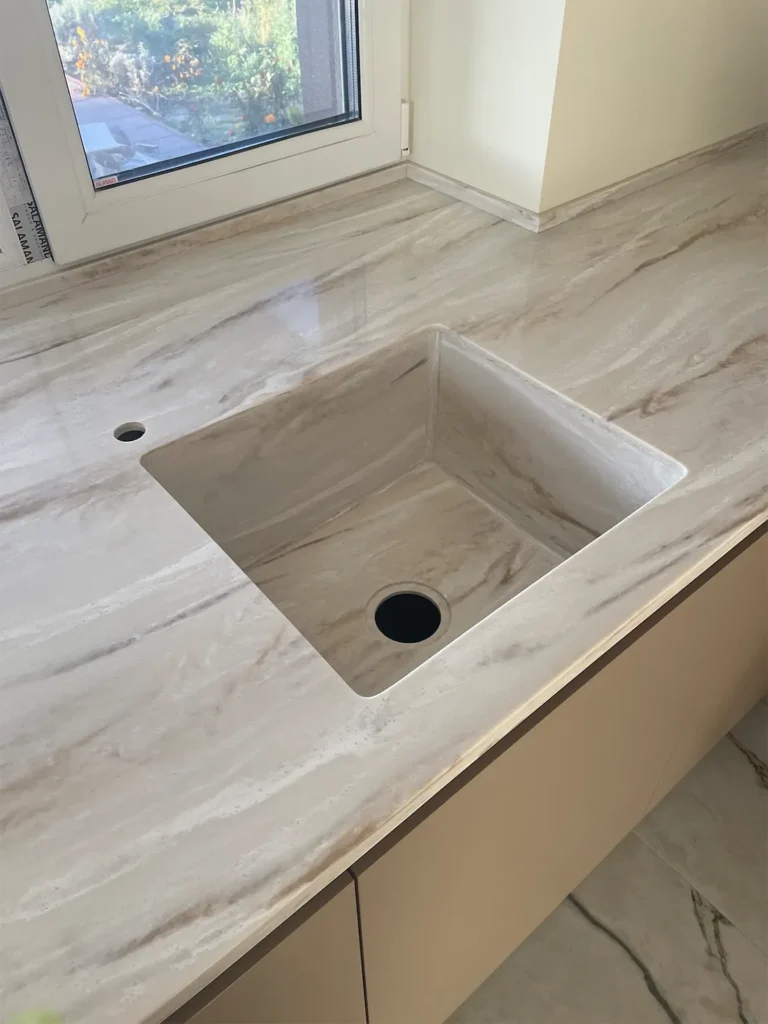 Столешница с мойкой и фартук на кухню из акрила Grandex M-717 Shrimp Crust А — фото 1 — MAS — Modern Acrylic Stone