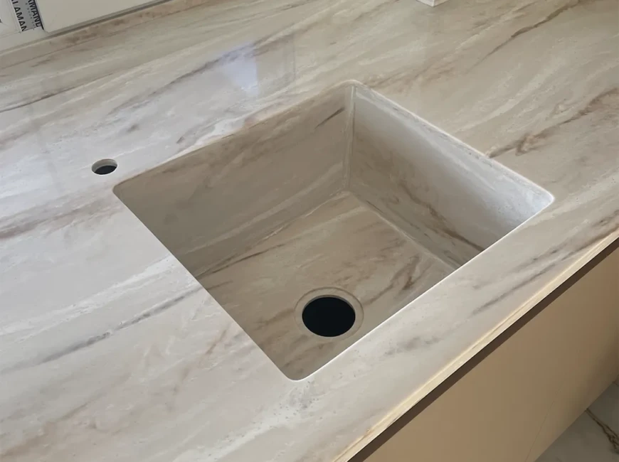 Столешница с мойкой и фартук на кухню из акрила Grandex M-717 Shrimp Crust А — фото 1 — MAS — Modern Acrylic Stone