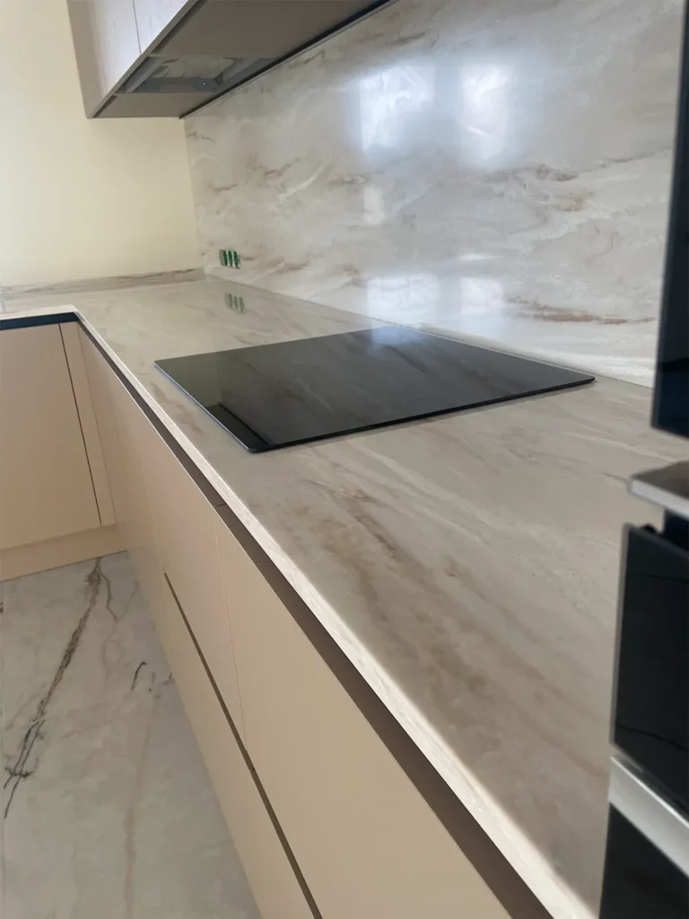 Столешница с мойкой и фартук на кухню из акрила Grandex M-717 Shrimp Crust А — фото 3 — MAS — Modern Acrylic Stone