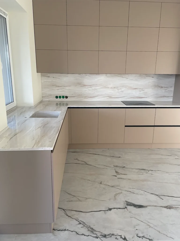 Столешница с мойкой и фартук на кухню из акрила Grandex M-717 Shrimp Crust А — фото 4 — MAS — Modern Acrylic Stone