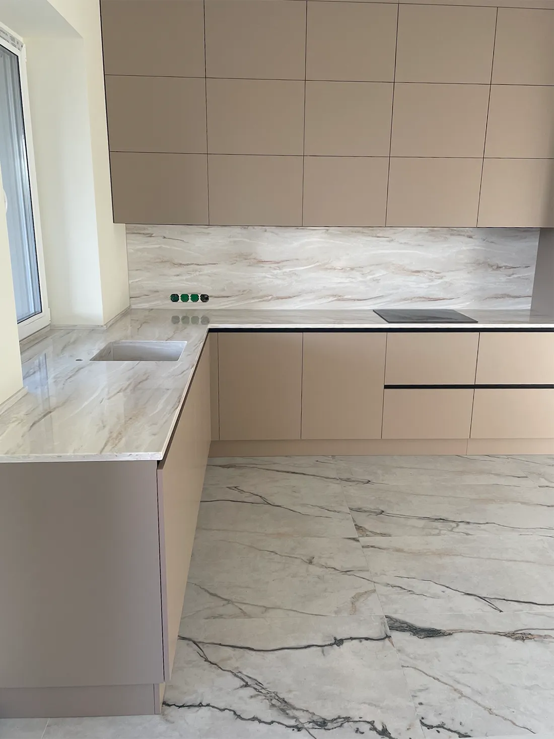 Столешница с мойкой и фартук на кухню из акрила Grandex M-717 Shrimp Crust А — фото 4 — MAS — Modern Acrylic Stone