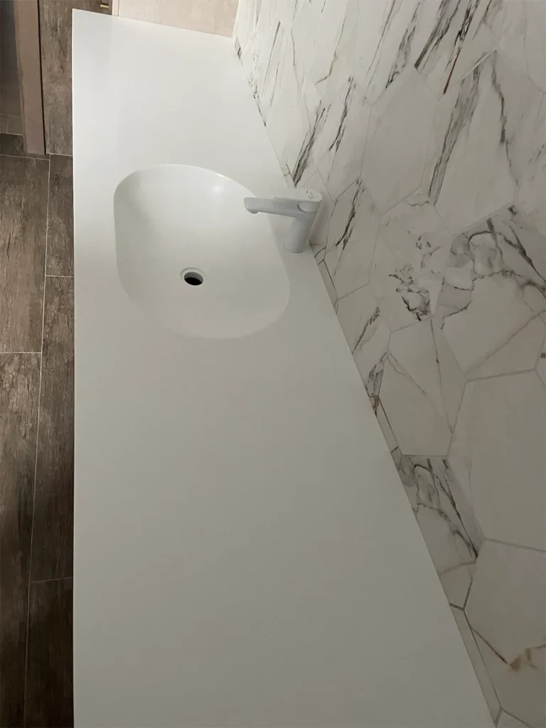 Столешница с овальной раковиной из акрила Grandex P-104 Pure White — фото 3 — MAS — Modern Acrylic Stone