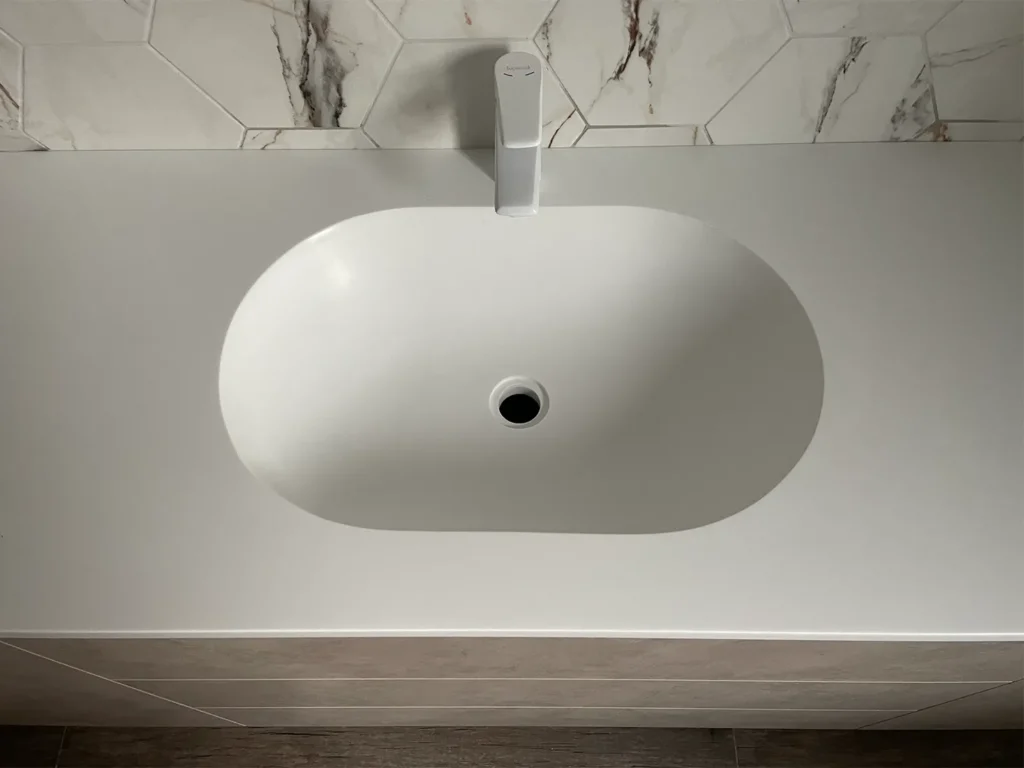 Столешница с овальной раковиной из акрила Grandex P-104 Pure White — фото 4 — MAS — Modern Acrylic Stone