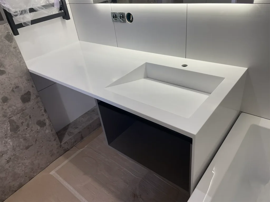 Столешница с щелевой раковиной и боковой опорой из акрила Grandex P-104 Pure White — фото 3 — MAS — Modern Acrylic Stone