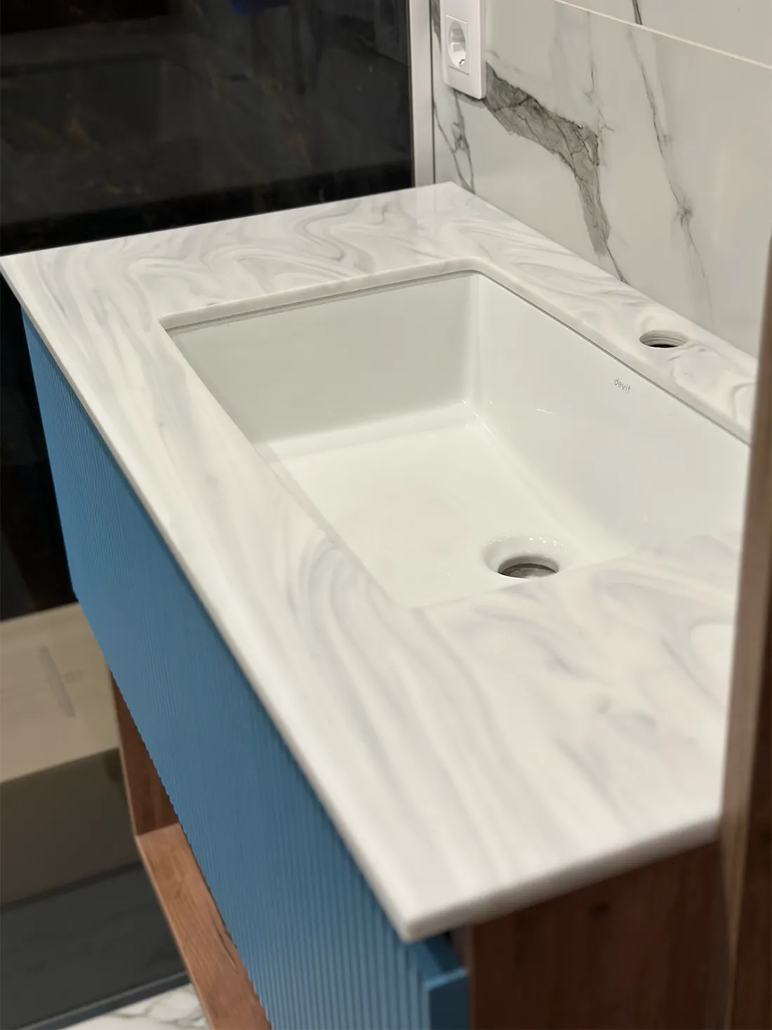 Столешница в санузел из акрилового камня Grandex M-720 Carrara Lunar A — фото 1 — MAS — Modern Acrylic Stone