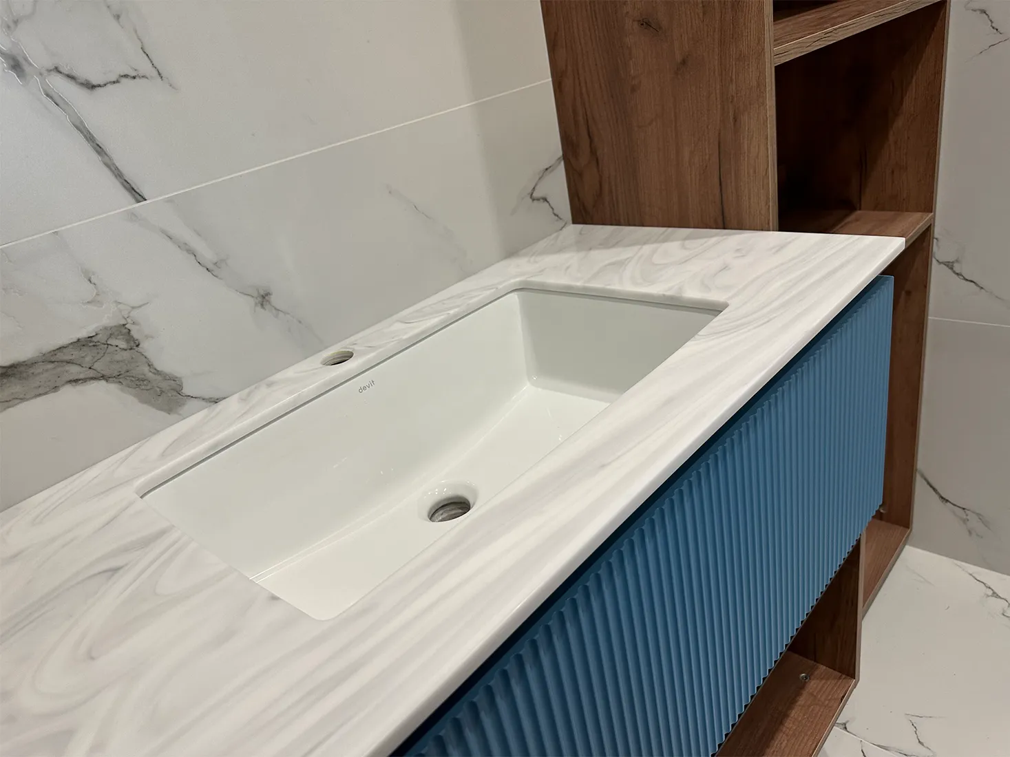 Столешница в санузел из акрилового камня Grandex M-720 Carrara Lunar A — фото 2 — MAS — Modern Acrylic Stone