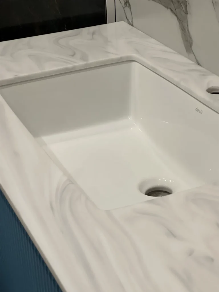Столешница в санузел из акрилового камня Grandex M-720 Carrara Lunar A — фото 3 — MAS — Modern Acrylic Stone