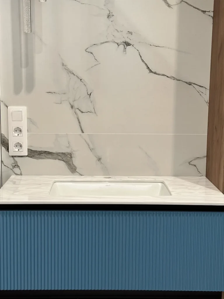 Столешница в санузел из акрилового камня Grandex M-720 Carrara Lunar A — фото 4 — MAS — Modern Acrylic Stone