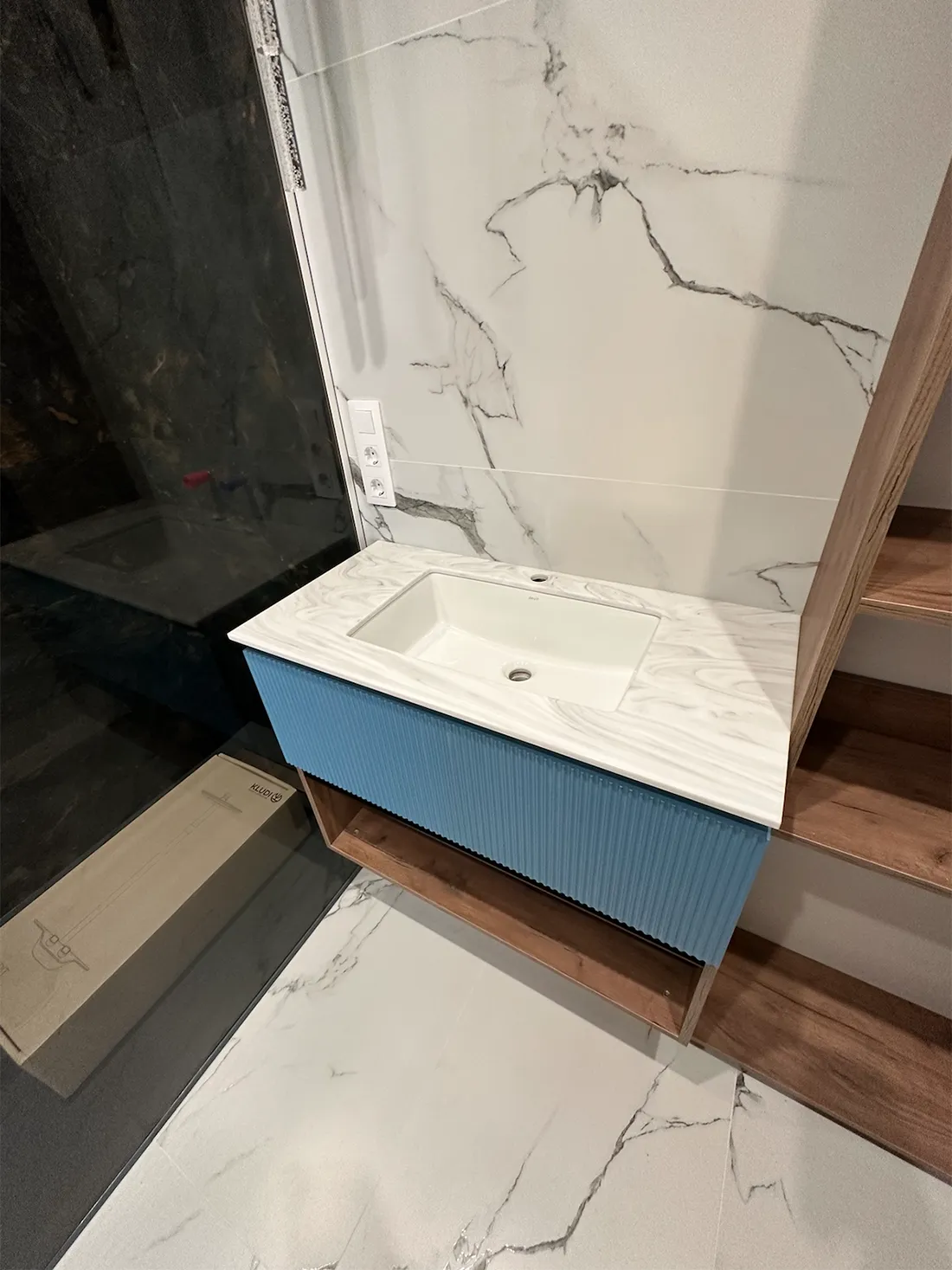 Столешница в санузел из акрилового камня Grandex M-720 Carrara Lunar A — фото 5 — MAS — Modern Acrylic Stone