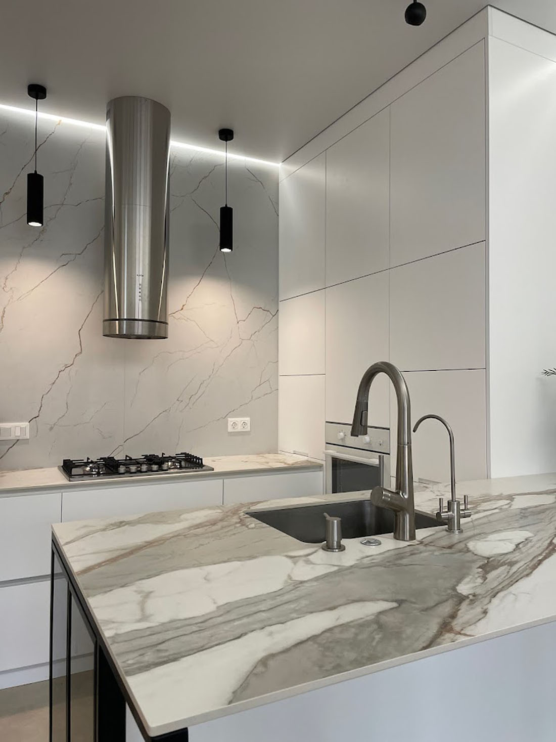 Столешницы и стол из широкоформатного керамогранита Ascale Macchia Vecchia Gold — фото 1 — MAS — Modern Acrylic Stone