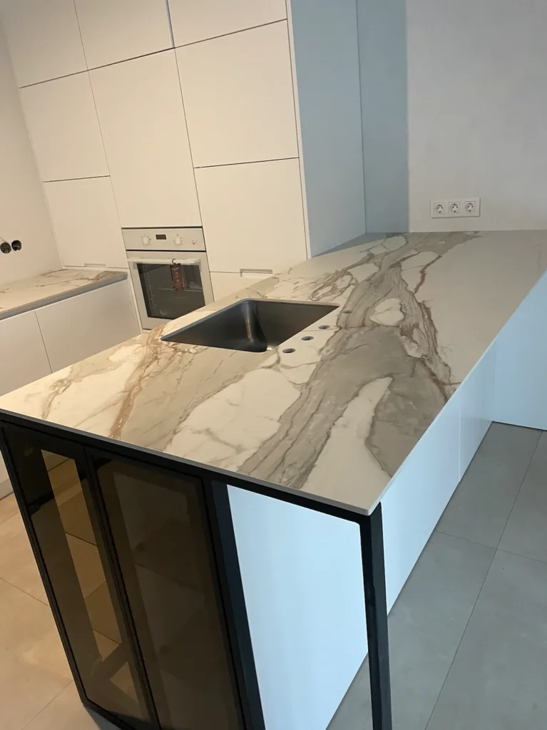 Столешницы и стол из широкоформатного керамогранита Ascale Macchia Vecchia Gold — фото 4 — MAS — Modern Acrylic Stone