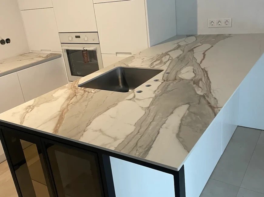 Столешницы и стол из широкоформатного керамогранита Ascale Macchia Vecchia Gold — фото 4 — MAS — Modern Acrylic Stone