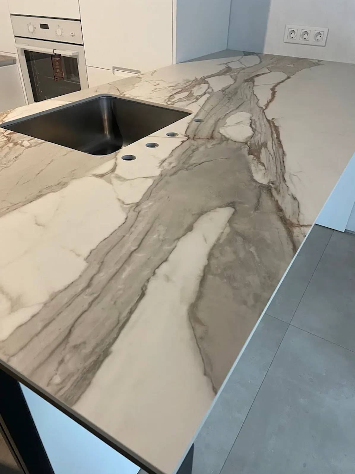 Столешницы и стол из широкоформатного керамогранита Ascale Macchia Vecchia Gold — фото 5 — MAS — Modern Acrylic Stone