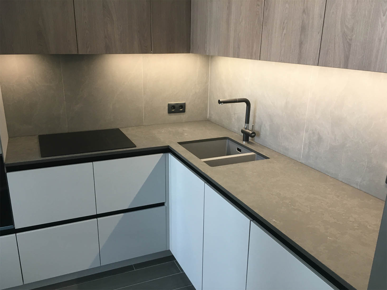 Угловая столешница из кварцевого агломерата Vicostone BQ8863 Tartufo — фото 1 — MAS — Modern Acrylic Stone