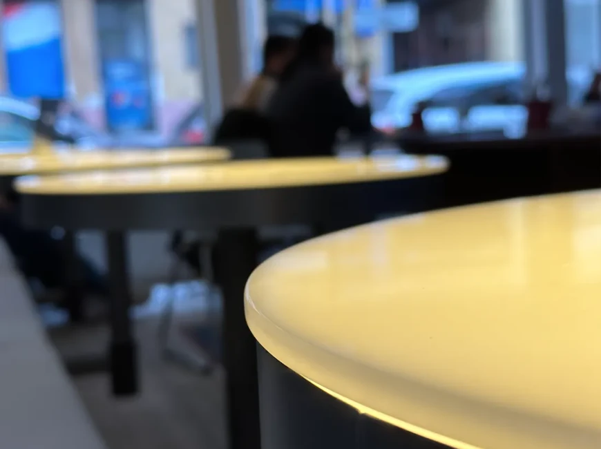 Стіл зі стільницею з акрилового каменю Hi-Macs S302 Opal — фото 1 — MAS — Modern Acrylic Stone