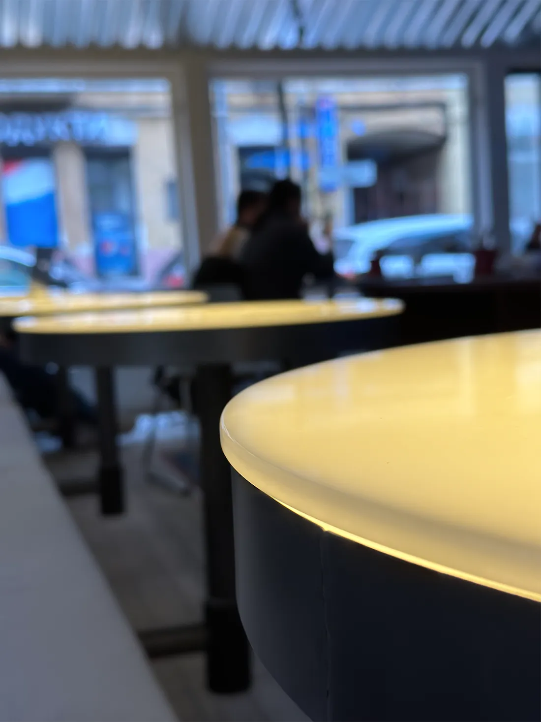 Стол со столешницей из акрилового камня Hi-Macs S302 Opal — фото 1 — MAS — Modern Acrylic Stone