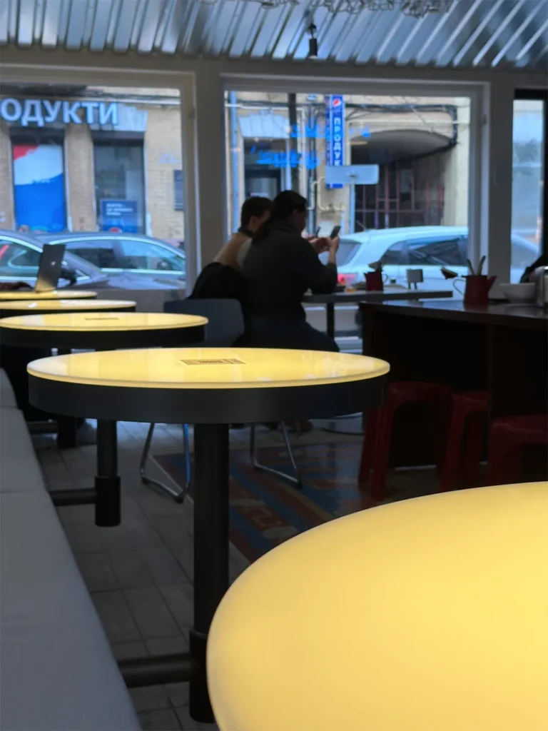 Стол со столешницей из акрилового камня Hi-Macs S302 Opal — фото 4 — MAS — Modern Acrylic Stone